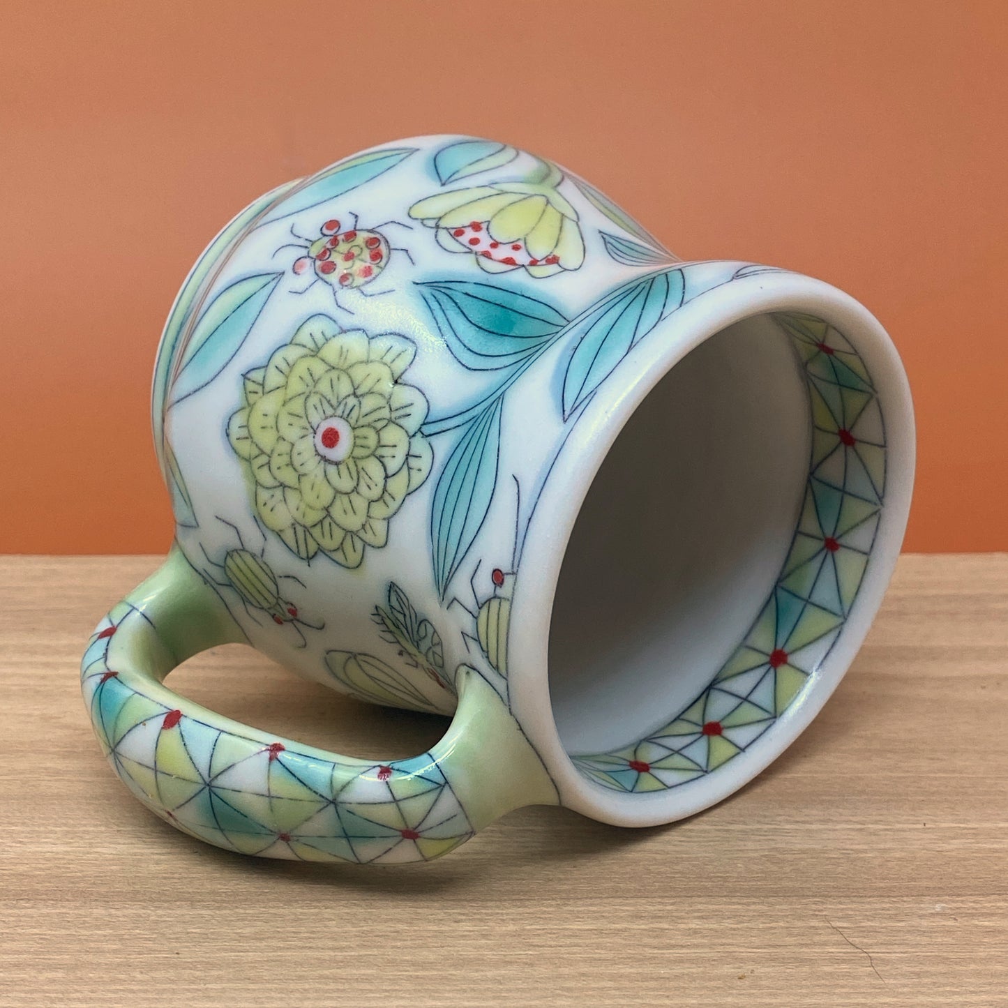 05_13oz Mug: Floral,Bugs